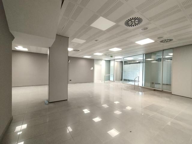 Amplio Local Comercial en Zona Céntrica de Sant Andreu de la Barca photo 0