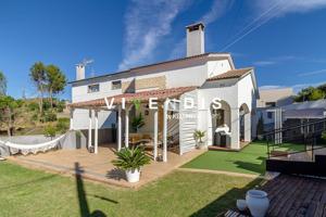 Vive la tranquilidad con estilo: amplia casa con terraza y piscina - URB. VALL DAINA photo 0