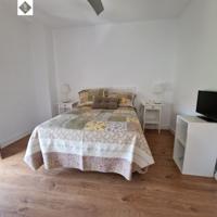 Piso con dormitorio principal privado con sala de estar y baño. photo 0