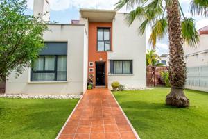 'Descubre el oasis de tus sueños en La Quinta: Chalet de lujo con piscina comunitaria, gimnasio priv photo 0