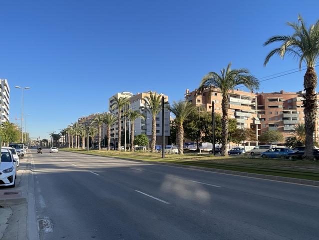 LOCAL CON FACHADA A AVDA. JUAN DE BORBON photo 0