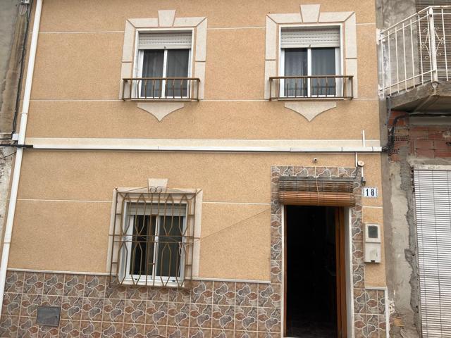 Encantadora casa para entrar a vivir con luminoso patio interior photo 0