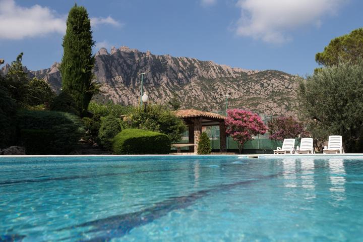 Exclusiva propiedad en la mejor zona de Collbató, con pista de tenis y piscina photo 0