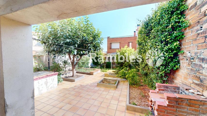 CASA AMB JARDÍ AL POBLE SEC photo 0