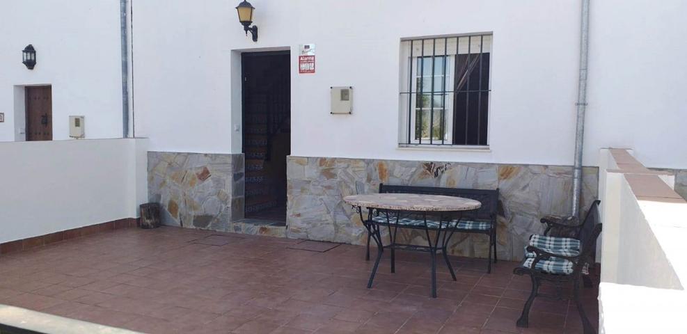 SE VENDE CASA CON PATIO Y VISTAL AL LAGO EN ZAHARA DE LA SIERRA photo 0