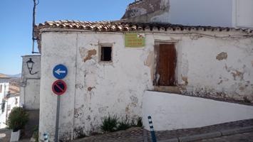 SE VENDE CASA EN EL CENTRO DE ZAHARA PARA REFORMAR photo 0