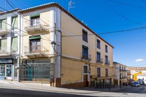 Espectacular edificio a 3 calles con vivienda y locales comerciales en pleno centro de Alhama de Gr photo 0