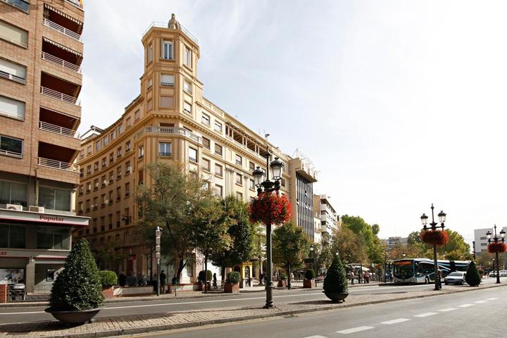 Elegante Piso en Puerta Real, Granada - ¡Vive la Grandeza en el Centro de la Ciudad! photo 0