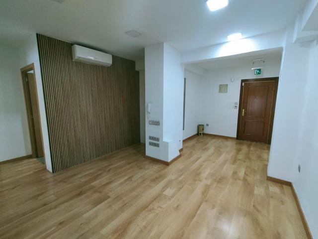 Tu nuevo despacho en Granada: reformado, exterior y junto al metro photo 0