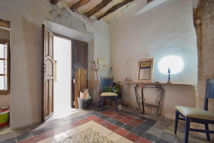 CASA ANTIGUA ENCANTADORA CON MÚLTIPLES NIVELES photo 0