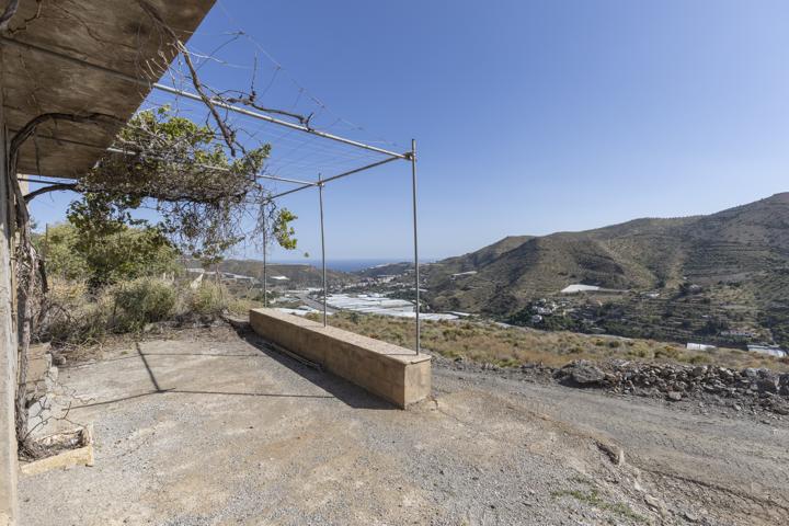 Finca rústica con balsa de riego y estructuras de invernadero en Albuñol (Granada) photo 0