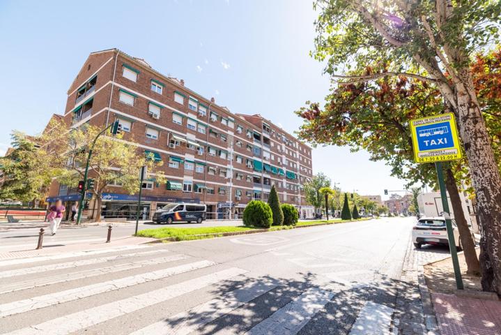 Piso de 4 habitaciones con garaje y trastero junto al Hospital de Traumatología photo 0