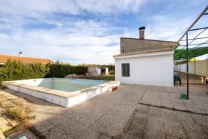 Parcela urbanizable con casa y piscina en Maracena photo 0