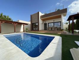 PRECIOSA CASA CON VISTAS DESPEJADAS, JARDÍN Y PISCINA PRIVADA photo 0