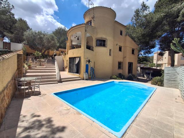CHALET EN ORIHUELA COSTA CON GRAN PARCELA Y PISCINA PRIVADA photo 0