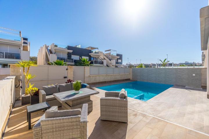 PRECIOSA CASA A PIE DE TODO CON SOLÁRIUM, PISCINA Y JARDÍN photo 0