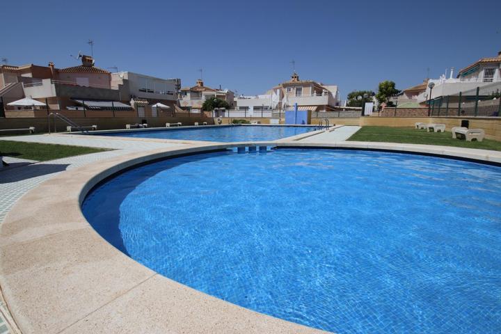BUNGALOW CON ENTRADA PARA COCHE, SOLÁRIUM, JARDÍN Y PISCINA photo 0