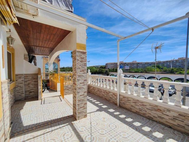 BUNGALOW PLANTA ALTA EN EL CENTRO CON SOLÁRIUM, TERRAZA, PARKING COMUNITARIO Y PISCINA photo 0