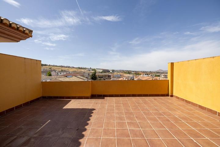 Ático luminoso con gran terraza en La Zubia y plaza de garaje photo 0