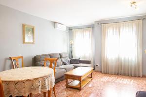 Tu Hogar Ideal: Bungalow de 2 Plantas con Placas Solares y Chimenea photo 0