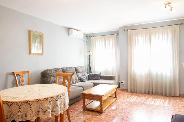 Tu Hogar Ideal: Bungalow de 2 Plantas con Placas Solares y Chimenea photo 0