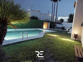 ENCANTADOR ADOSADO CON CARÁCTER MEDITERRÁNEO CON DOS TERRAZAS, GARAJE Y PISCINA A UN PASO DEL MAR! photo 0