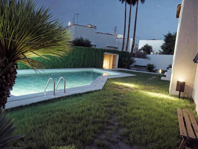 ENCANTADOR ADOSADO CON CARÁCTER MEDITERRÁNEO CON DOS TERRAZAS, GARAJE Y PISCINA A UN PASO DEL MAR! photo 0