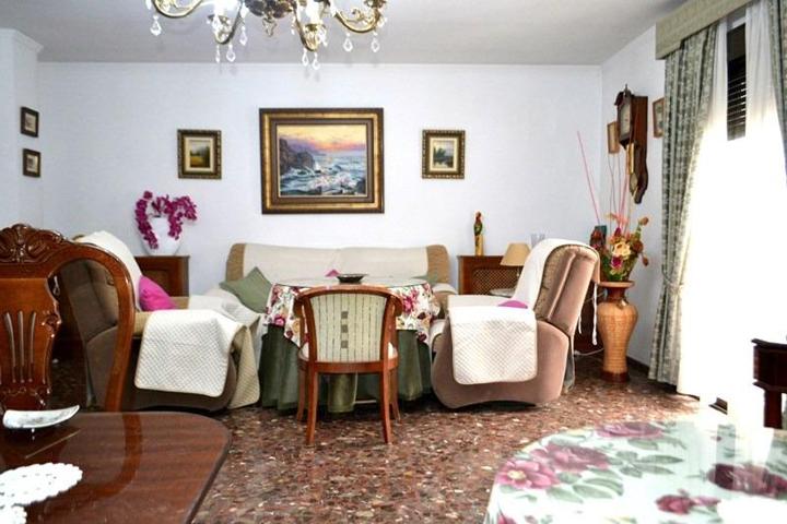 Piso en venta en Montefrío, en el centro del pueblo junto a la Iglesia photo 0