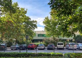 Local comercial, con capacidad para dos vehículos y almacenaje photo 0
