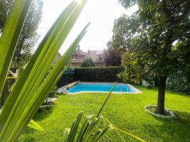 Adosado de esquina con piscina privada, buhardilla y jardín en pleno corazón de Rivas Centro photo 0