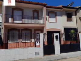 MONTIJO ALQUILE DUPLEX CON GARAJE, AMUEBLADO, LUMINOSO Y AMPLIO PATIO CON TRASTERO photo 0