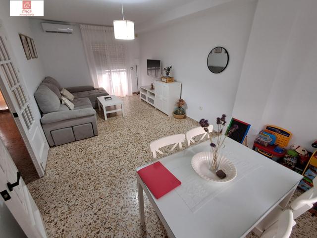 MONTIJO, VENTA CASA DUPLEX, ZONA TRANQUILA, GARAJE, SIN MUEBLES, AMPLIO PATIO CON PISCINA PORTATIL photo 0