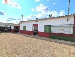 MONTIJO-BARBAÑO, CHALET ACONDICIONADO + NAVE AGRICOLA + 2,8 HECTAREAS DE REGADIO + MAQUINARIA AGRICO photo 0