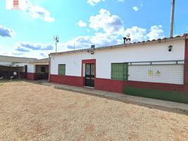 MONTIJO-BARBAÑO, CHALET ACONDICIONADO + NAVE AGRICOLA + 2,8 HECTAREAS DE REGADIO + MAQUINARIA AGRICO photo 0