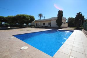 Chalet con piscina en Cabo Roig. Verano photo 0
