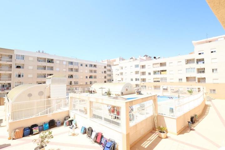Torrevieja – Apartamento con vistas a la piscina en Parque de las Avenidas photo 0