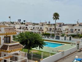 Precioso adosado tipo dúplex en Torrevieja, ideal para disfrutar del sol, el confort y la tranquilidad todo el año. photo 0