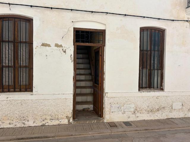 Ref. 08623 Salico ofrece casa muy grande y con patio en PETRES photo 0