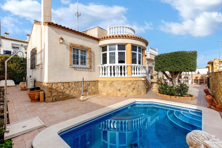 CHALET ESQUINA CON PISCINA, SOLÁRIUM Y GARAJE photo 0