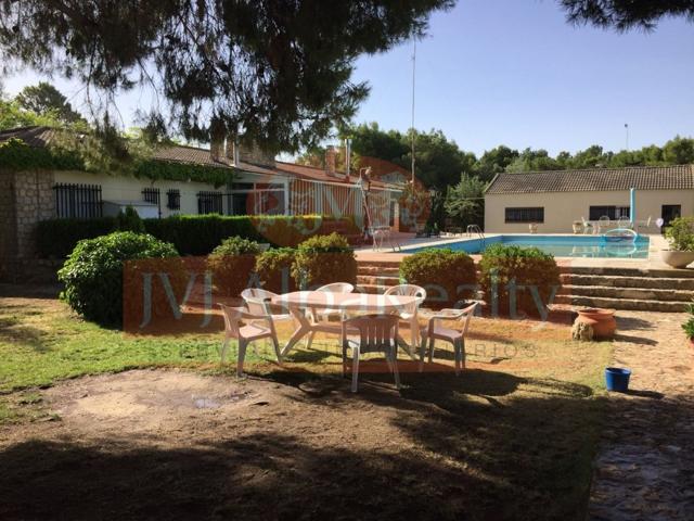 SE VENDE ESPECTACULAR PARCELA CON 2 CASAS, GRAN PISCINA EN UNA DE LAS MEJORES URBANIZACIONES DE AB! photo 0