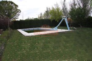 SE VENDE PARCELA DE 2500M CON PISCINA Y PISTA DE TENIS, EN URB. RIACHUELOS. photo 0