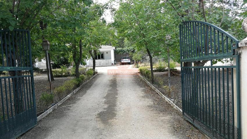 SE VENDE CASA CON TERRENO DE MÁS DE 3000 MTS EN LA URB. OJOS DE SAN JORGE JUNTO A LOS PRADOS photo 0