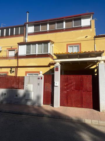 SE VENDE ADOSADO CON PISCINA EN LA GINETA. photo 0