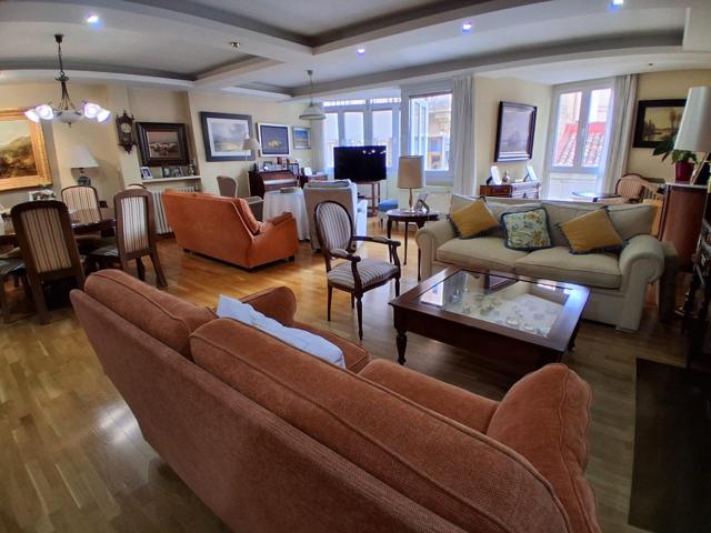 AMPLIA VIVIENDA EN PLENO CENTRO CON PLAZA DE GARAJE photo 0