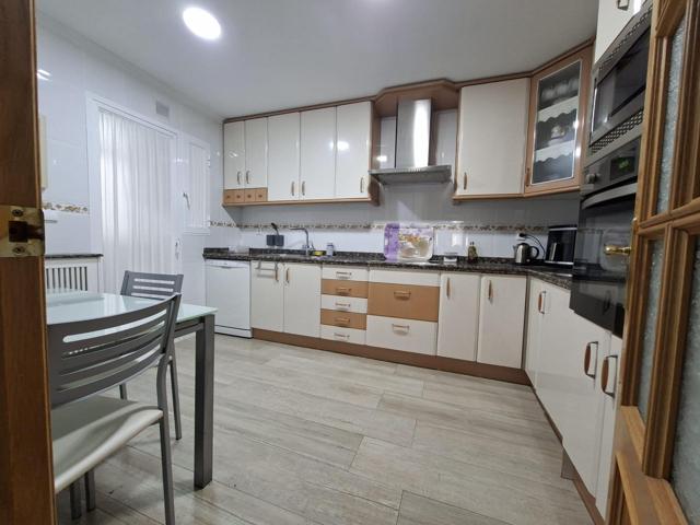 Amplia vivienda de cuatro dormitorios con garaje y trastero en Carrefour photo 0