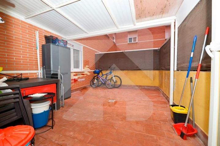 Oportunidad !!! Venta de vivienda con plaza de garaje , trastero y amplio patio photo 0