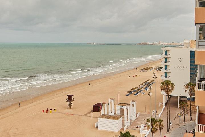 Piso en primera linea de playa con vistas al mar y con plaza de garaje incluida. photo 0