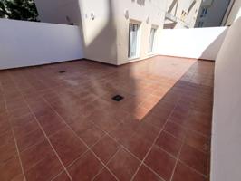 Apartamento reformado con gran patio, garaje y trastero opcional en zona exclusiva de Cádiz. photo 0