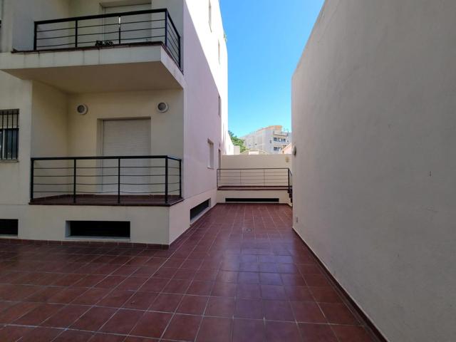 Apartamento reformado con gran patio, garaje y trastero opcional en zona exclusiva de Cádiz. photo 0