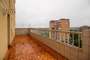 VIVIENDA CON AMPLIA TERRAZA EN CAMILO ALONSO VEGA photo 0